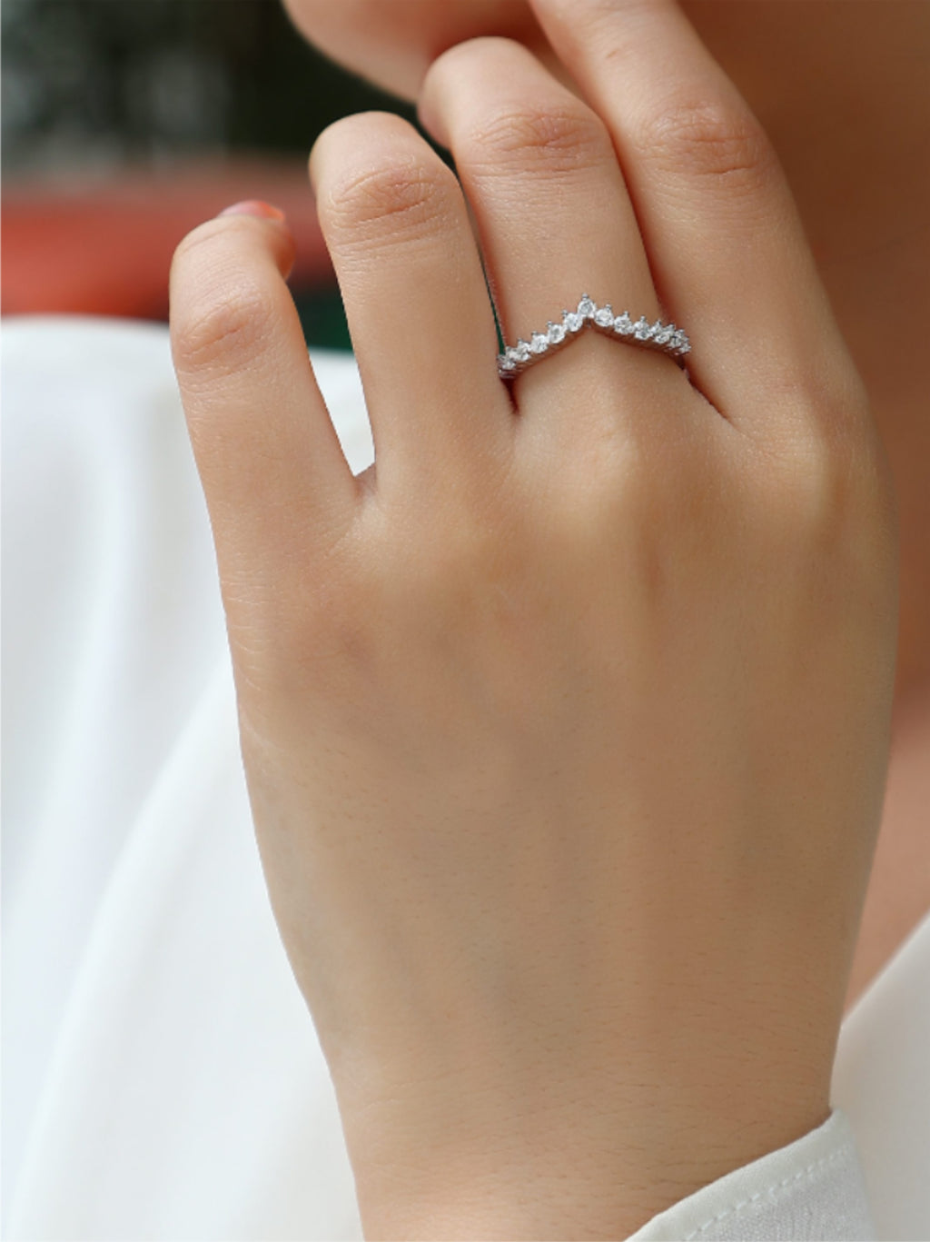 V‑Shaped Moissanite Crown Band
