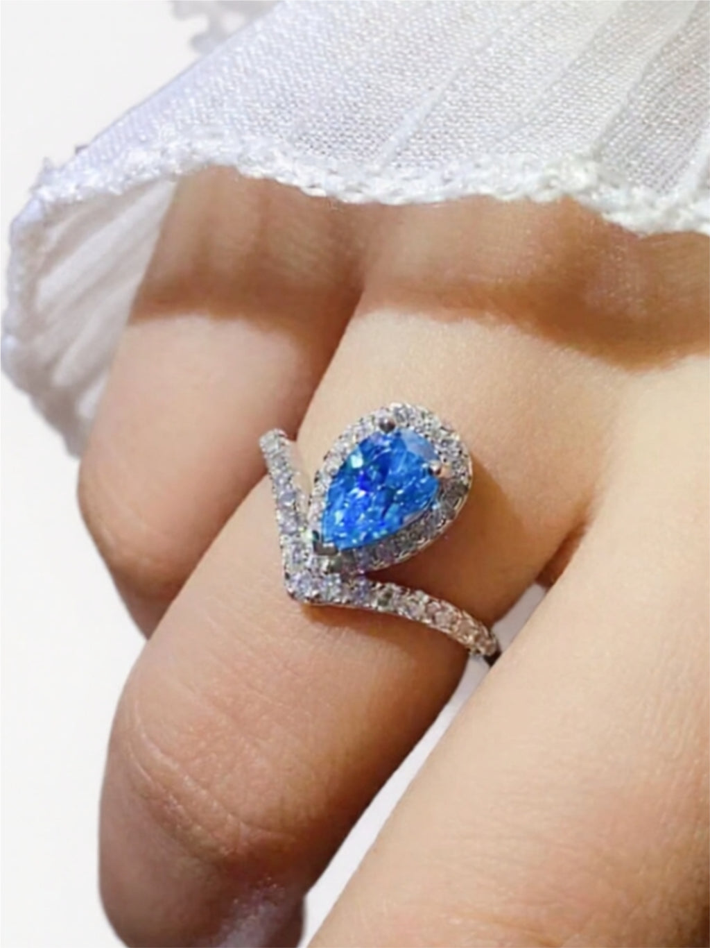 Modern Pear-Shaped Moissanite Ring – 1 Carat Center Stone, Platinum-Plated 925 Sterling Silver