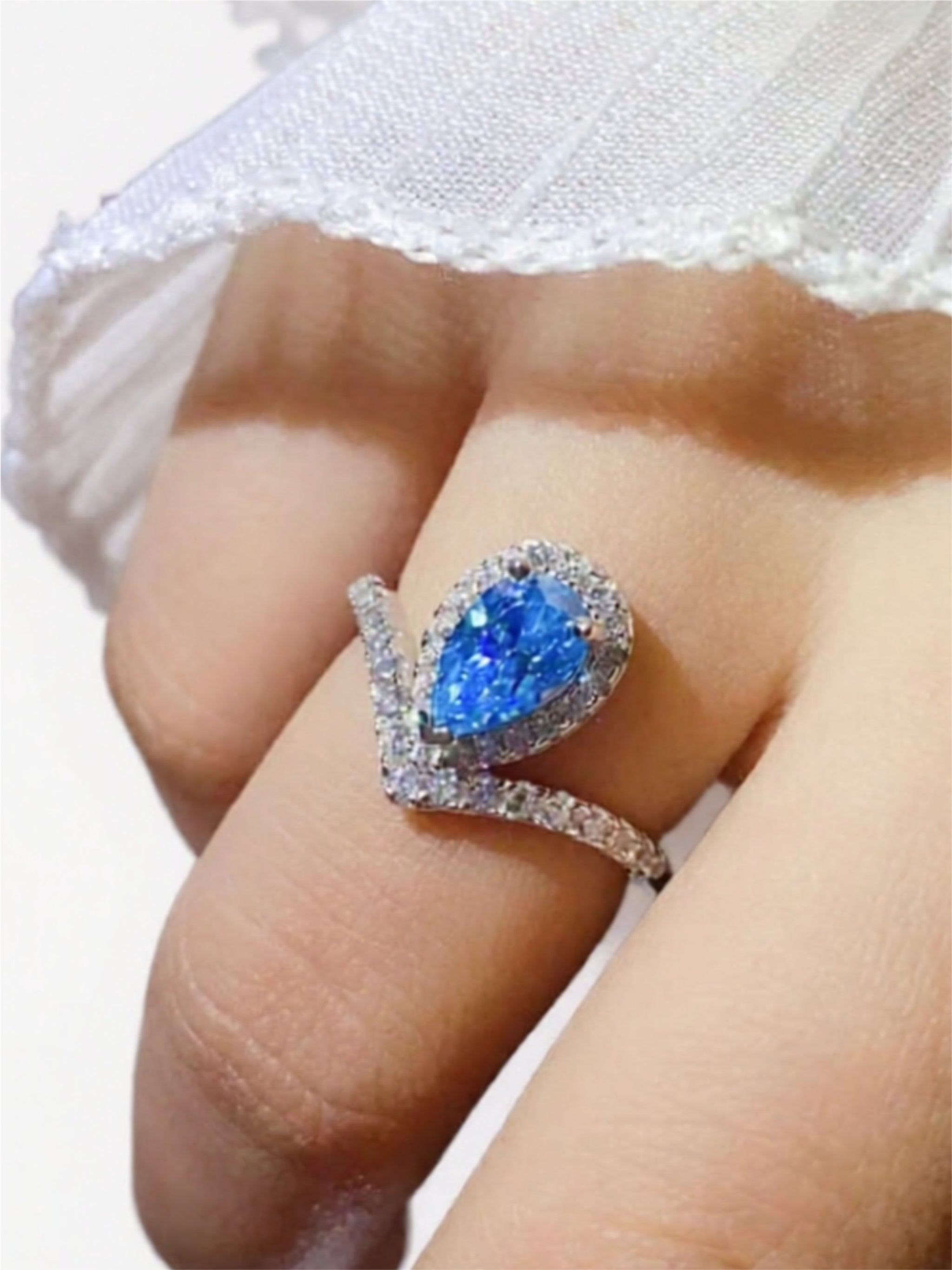 Modern Pear-Shaped Moissanite Ring – 1 Carat Center Stone, Platinum-Plated 925 Sterling Silver