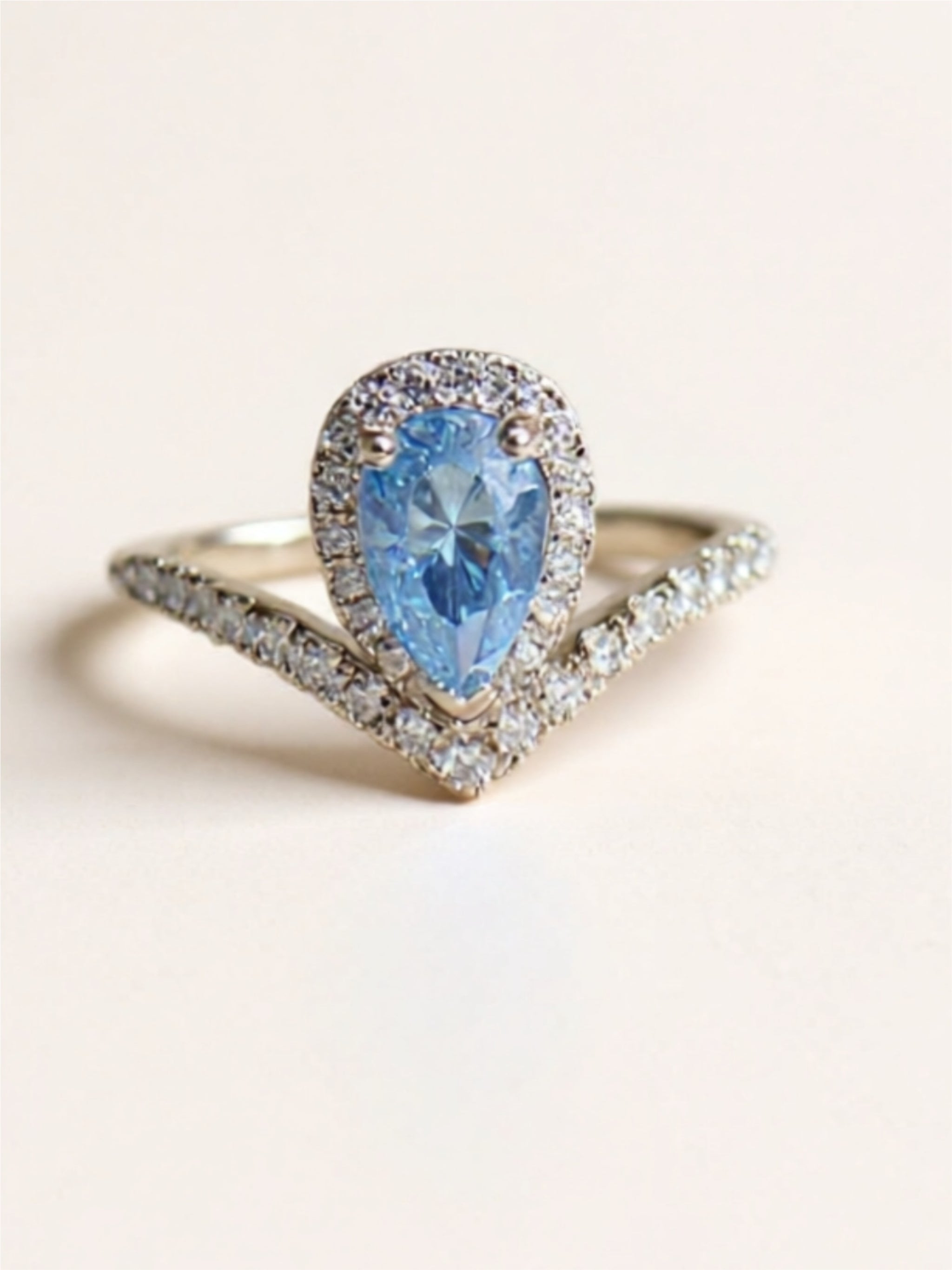 Modern Pear-Shaped Moissanite Ring – 1 Carat Center Stone, Platinum-Plated 925 Sterling Silver