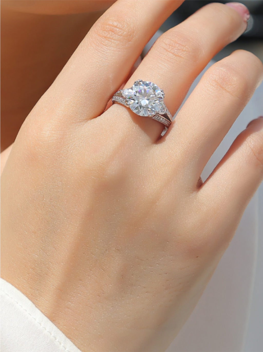 5 Carat Moissanite Engagement Ring – Round‑Cut Three‑Stone Split Shank Design